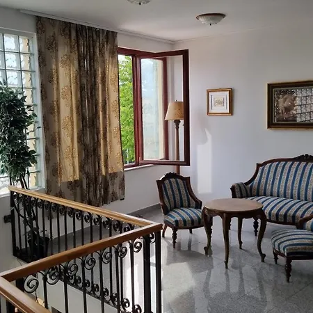 Laura Hotel 2*